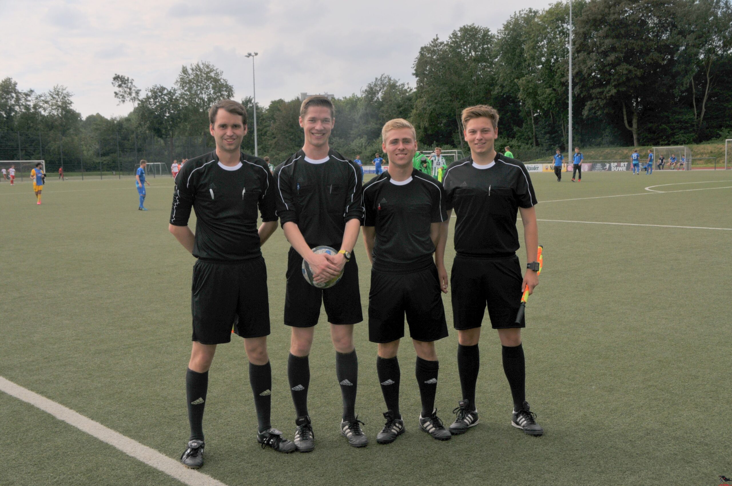 Team-Foto von vier Schiedsrichtern bei einem Turnier