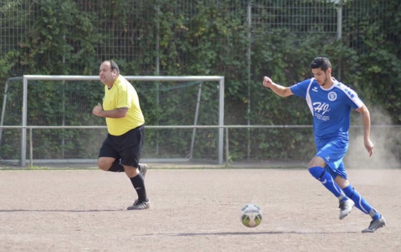 Sebastian orlowski rennt im gelben trikot über den Ascheplatz für die Spieltagsvorschau